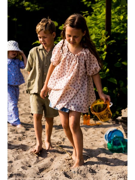 Tre gennemsigtige spande i grøn, blå og orange med hvide håndtag